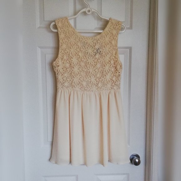 Forever 21 Size L Cream Colour Dress - Picture 1 of 1